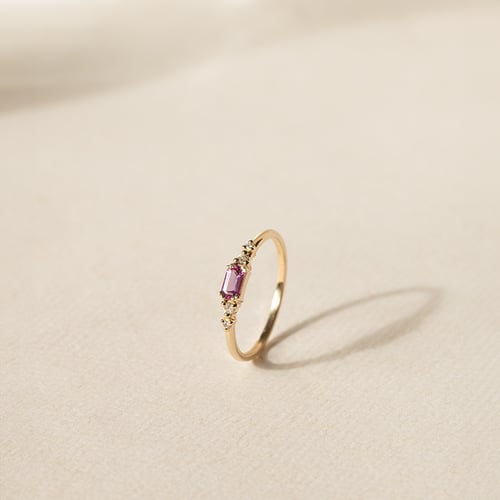 Ring mit Saphir in Emerald Form und Diamanten Taia