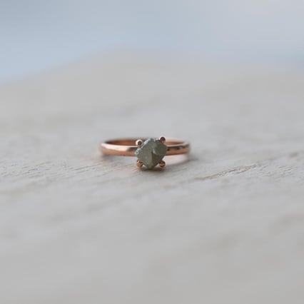 Goldener Ring mit Rohdiamant Nemy