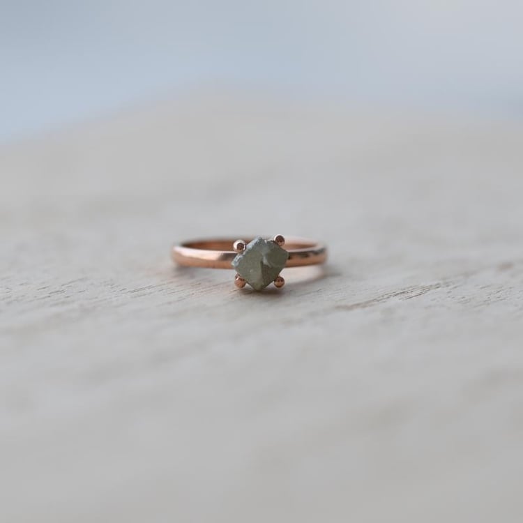 Goldener Ring mit Rohdiamant Nemy 52671