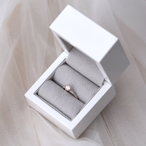 Verlobungsring aus Gold mit Diamant im Solitär-Pave Stil Vanan