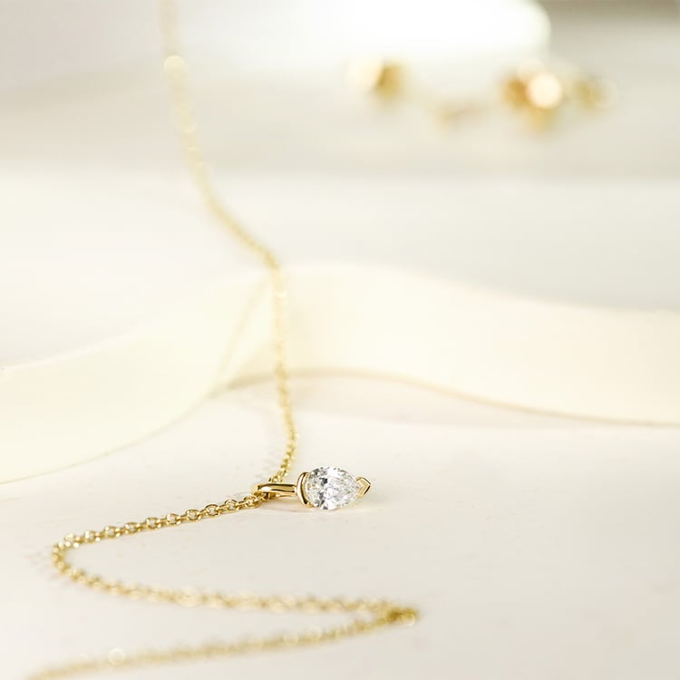 Minimalistischer Anhänger aus Gold mit einem Lab Grown Diamanten in Birnenform Malena 161638
