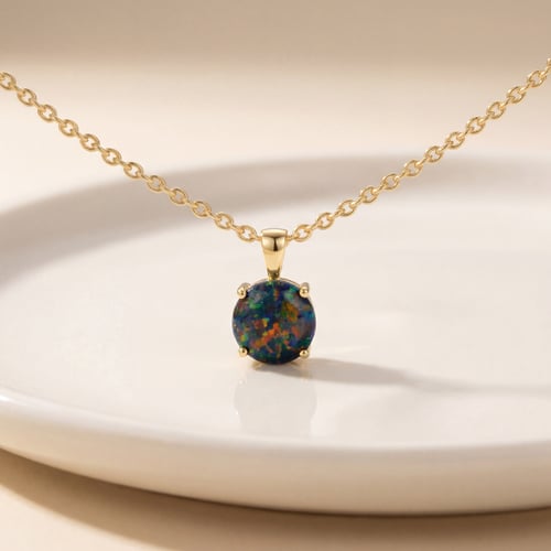 Schwarzer Opal im goldenen Anhänger Icy