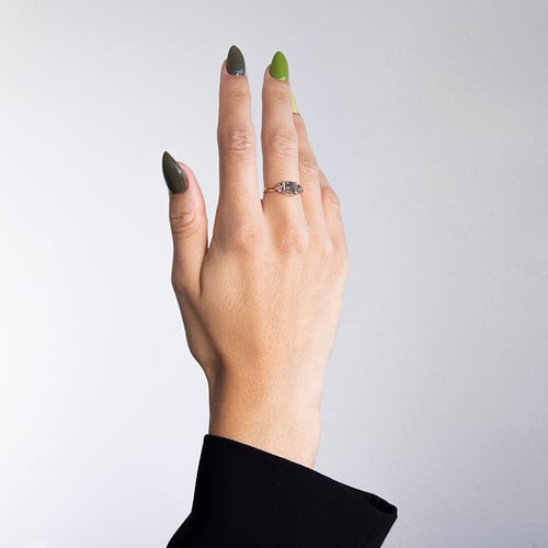 Goldener Ring mit einem Salt and Pepper Diamanten und Diamanten in Marquise-Form Sila
