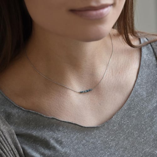 Goldener Choker mit blauen ungeschliffenen Diamanten Inaku