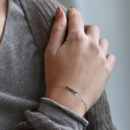 Goldarmand mit blauen ungeschnittenen Diamanten Wiul