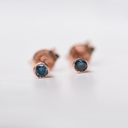 Ohrstecker mit blauen Diamanten Tofine