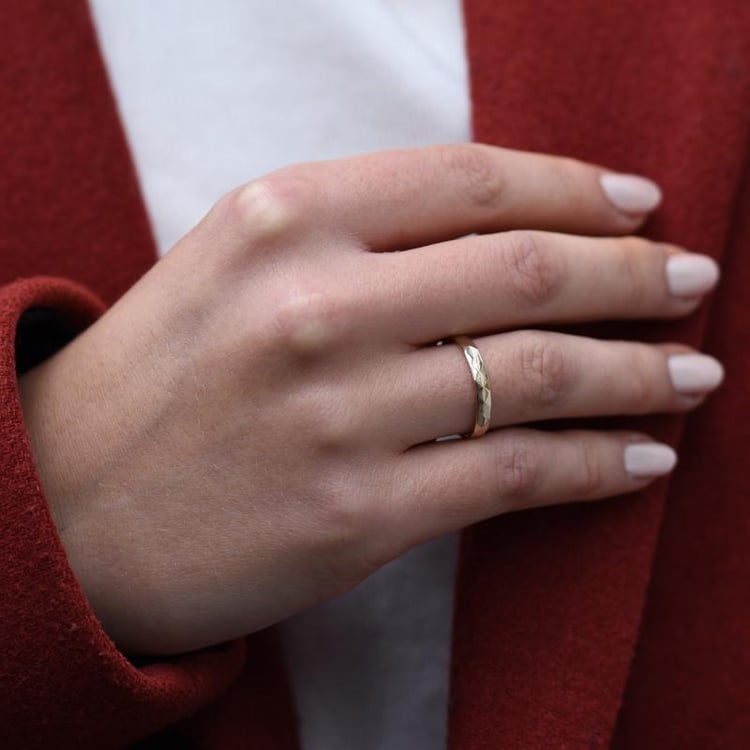 Design Eheringe aus Gold mit Muster Becy 21901