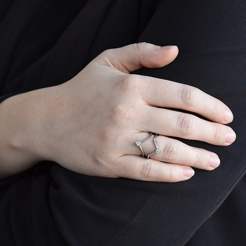 Origineller Ring in V-Form mit Diamanten Danis