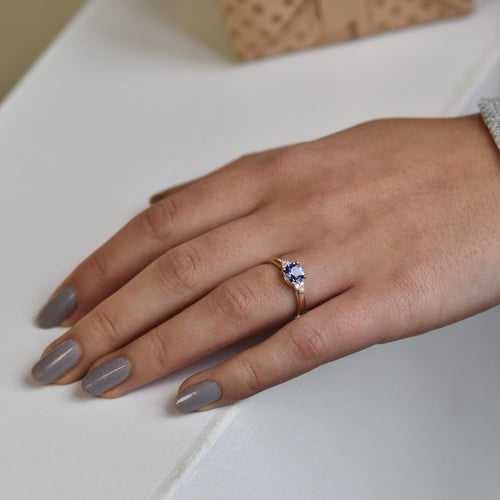 Goldener Ring mit Tansanit und Diamanten Essa