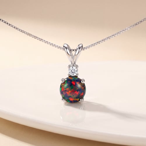 Anhänger mit schwarzem Round-Opal und Diamant Emolyna