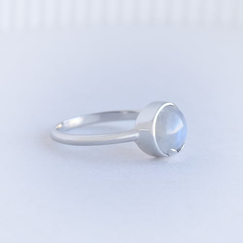 Goldener Ring mit Cabochon Mondstein Yana