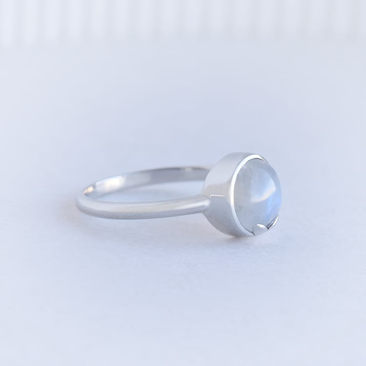 Goldener Ring mit Cabochon Mondstein Yana 96428