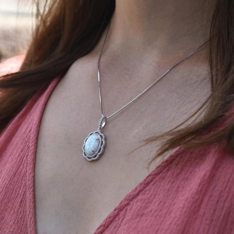 Silber Blume mit Opal als Anhänger auf dem Hals 5328