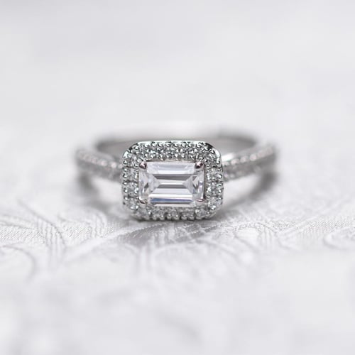 Verlobungsring mit Diamant im Smaragdschliff Farida