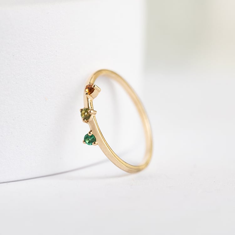 Minimalistischer Ring mit drei Edelsteinen Ihrer Wahl Idalia 144675