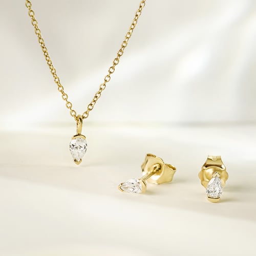 Minimalistische goldene Ohrstecker mit birnenförmigen Lab Grown Diamanten Ronja