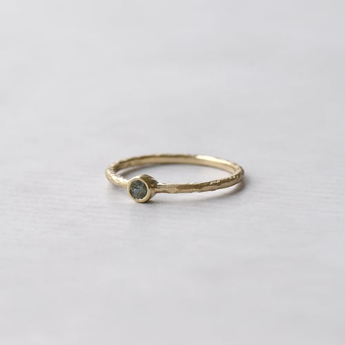 Minimalistischer Goldring mit grünem Saphir Emilien