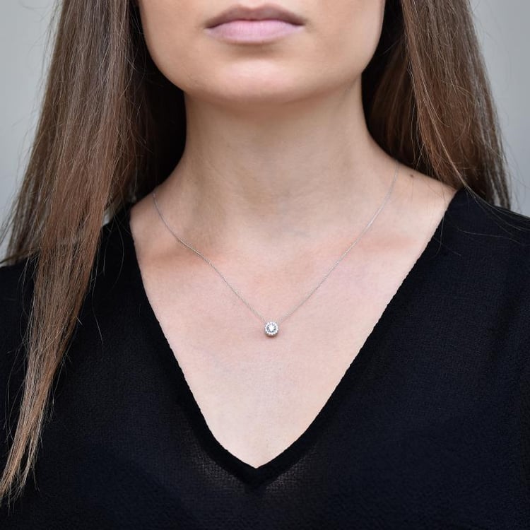 Goldener Halo-Anhänger mit einem Moissaniten und Diamanten Vicky 105071