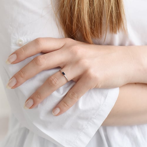 Ring mit Saphir im minimalistischen Design Koos