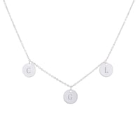 Silberne Kette mit kleinen runden Plättchen mit Gravur William