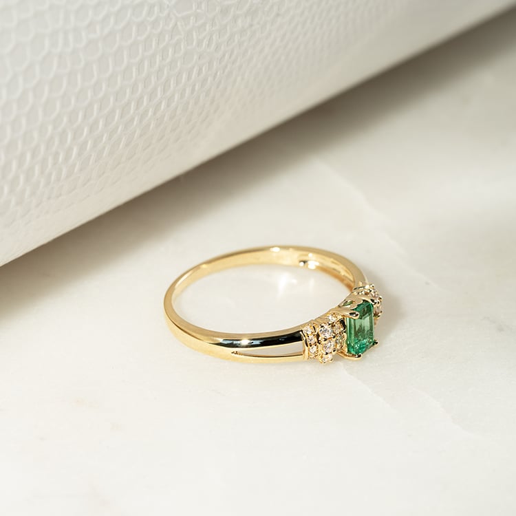 Goldring mit Smaragd und Diamanten Mellan 134058