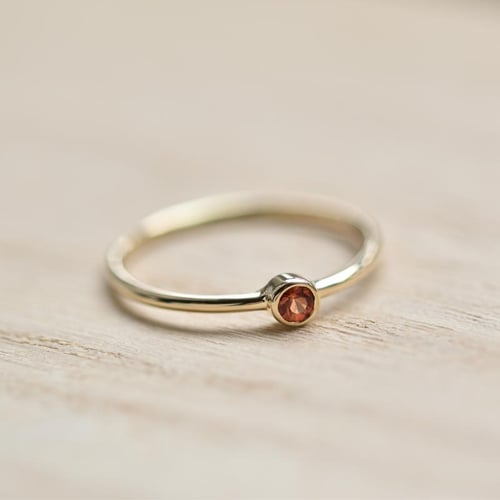 Minimalistischer Goldring mit Padparadscha-Saphir Emilien