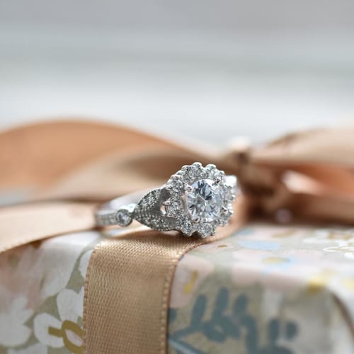 Verlobungsring mit Diamant im Halo-Stil Uviola