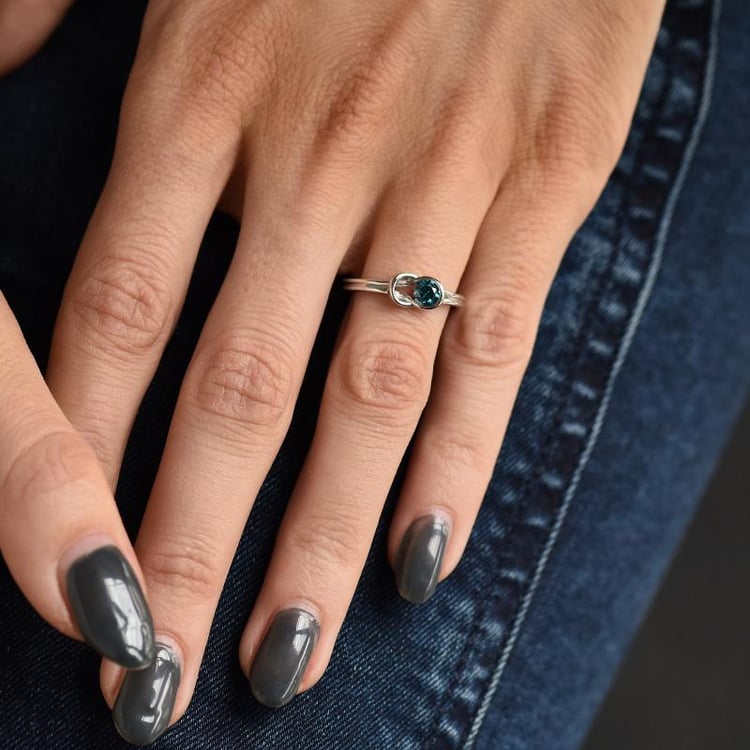 Romantischer Verlobungsring mit blauem Diamant Cearah 3918