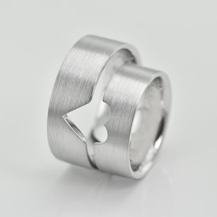 Goldene Eheringe mit Herz Balew