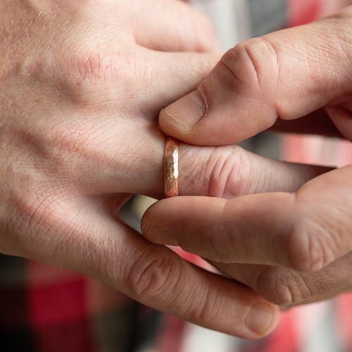 Ring aus matt gehämmertem Roségold für Herren Zvezda