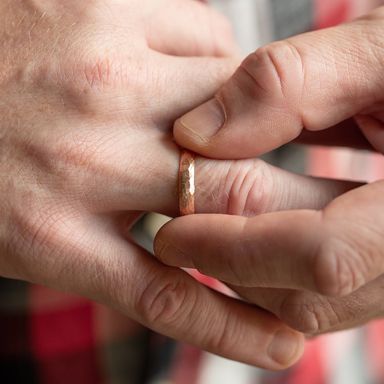 Ring aus matt gehämmertem Roségold für Herren Zvezda 144126