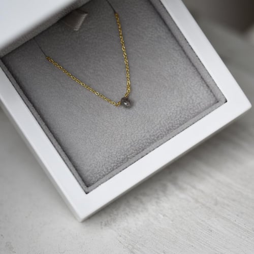 Goldene Halskette mit grauem Diamanten-Tropfen Vebrina