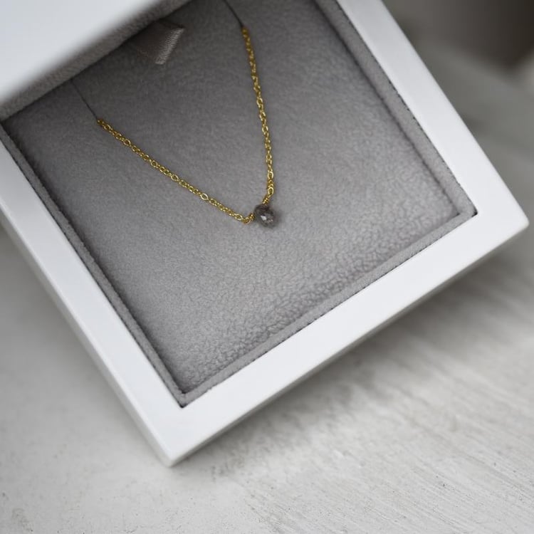 Goldene Halskette mit grauem Diamanten-Tropfen Vebrina 46100