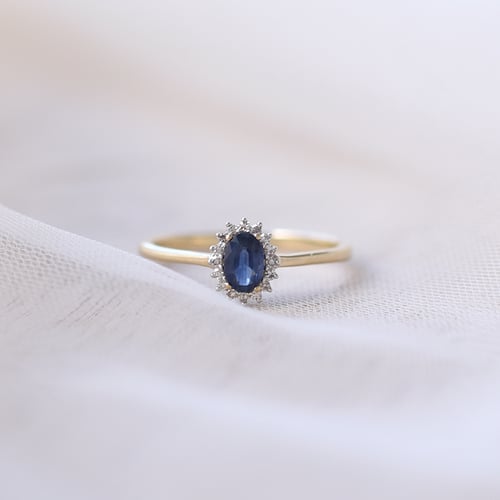 Goldring mit blauem Saphir und Diamanten Clarinda