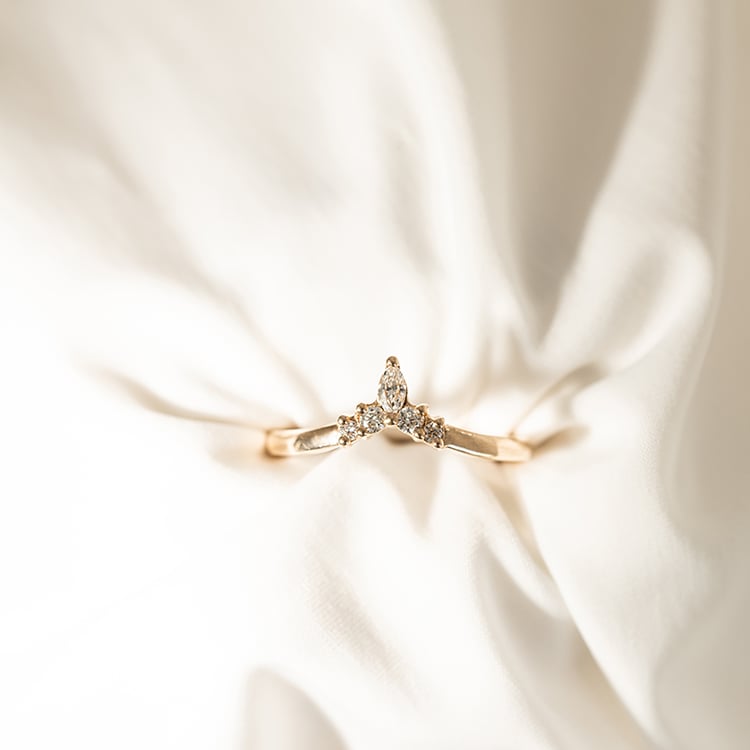 Ehering in V-Form mit Diamanten Joni 119840