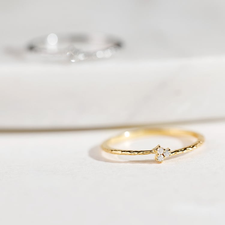 Silberner Ring mit Diamanten im Hammerschlag-Design Milan 157780