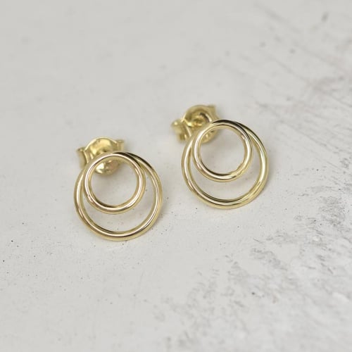 Goldene Ohrstecker mit zwei Ringen Signife