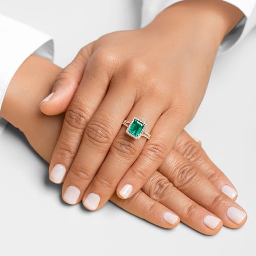 Goldener Ring mit Lab Grown Smaragd in Emerald Form und Diamanten Ralph
