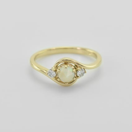 Goldener Verlobungsring mit Opal und Diamanten Eleie