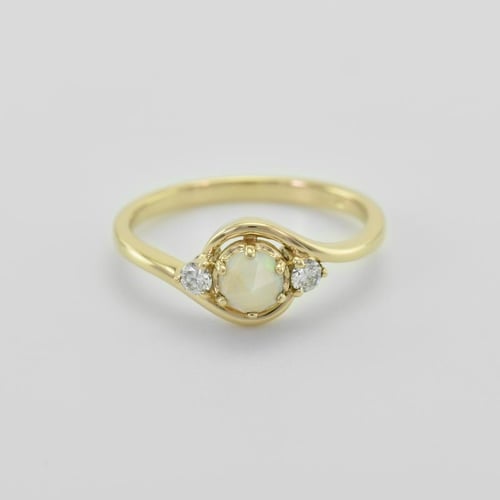 Goldener Verlobungsring mit Opal und Diamanten Eleie