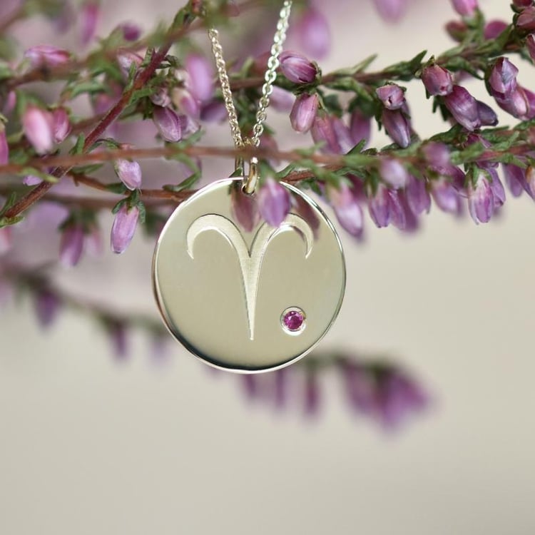 Silberner Anhänger mit Sternzeichen und Rubin Widder 103389