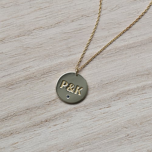 Anhänger aus Gold mit blauen Diamanten und Gravur Cassius