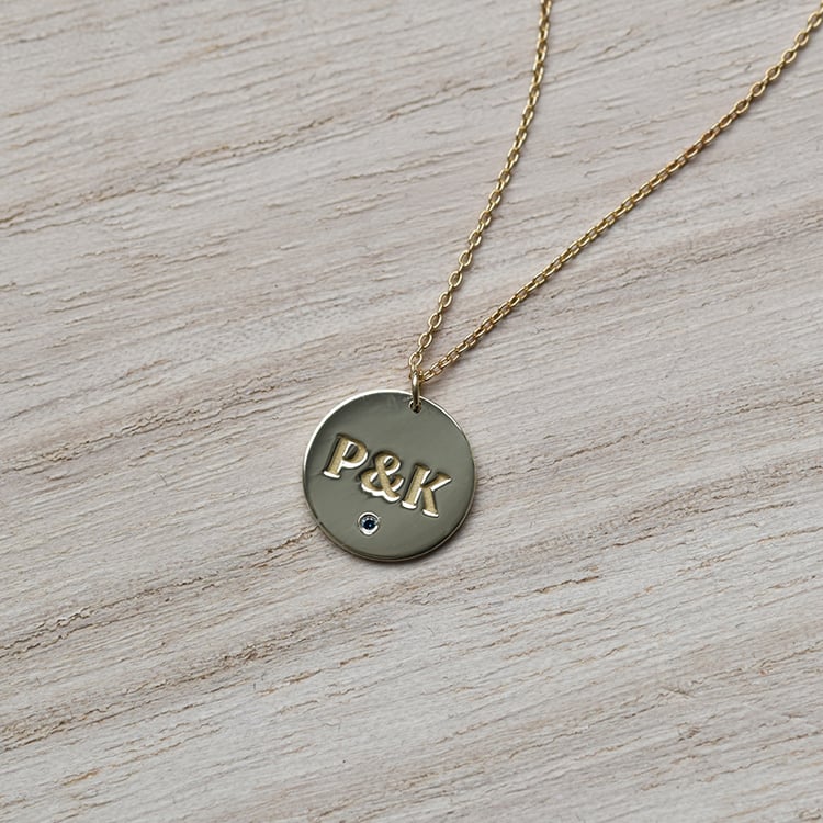 Anhänger aus Gold mit blauen Diamanten und Gravur Cassius 41890