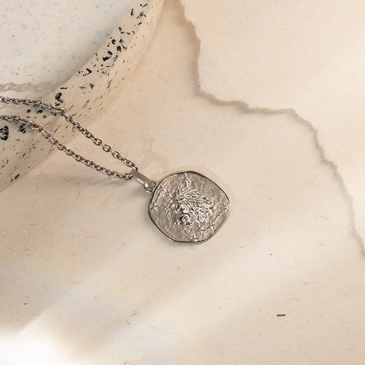 Goldanhänger mit Symbolen des Tierkreiszeichens 144088