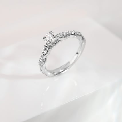 Verflochtener Verlobungsring mit Moissanit und Lab Grown Diamanten Minna