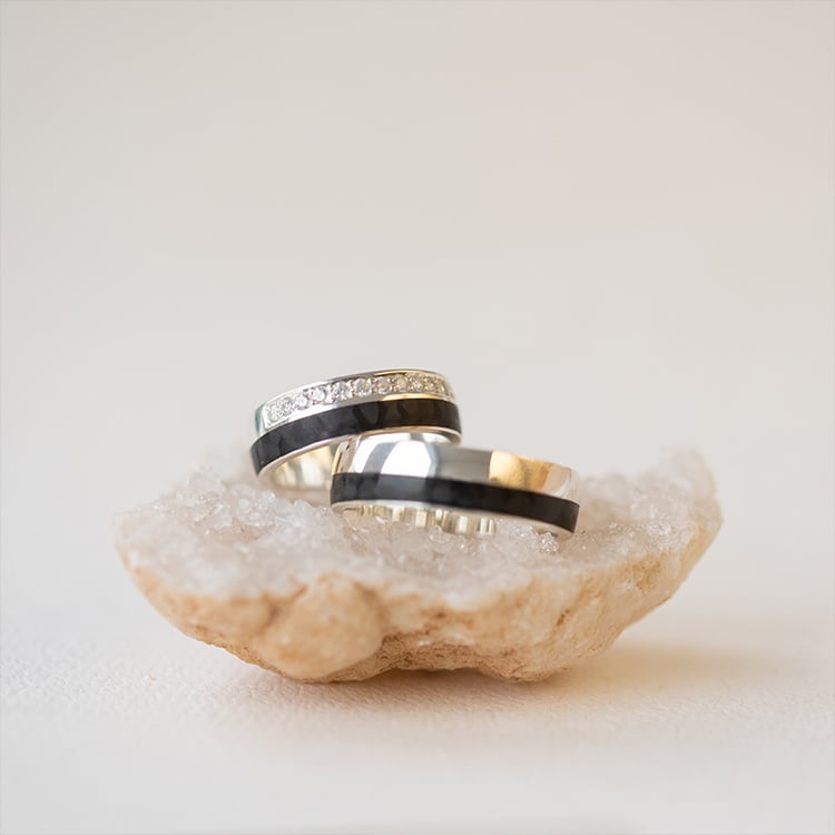 Abgerunde Trauringe aus Carbon und Gold mit Diamanten Cassia 97556