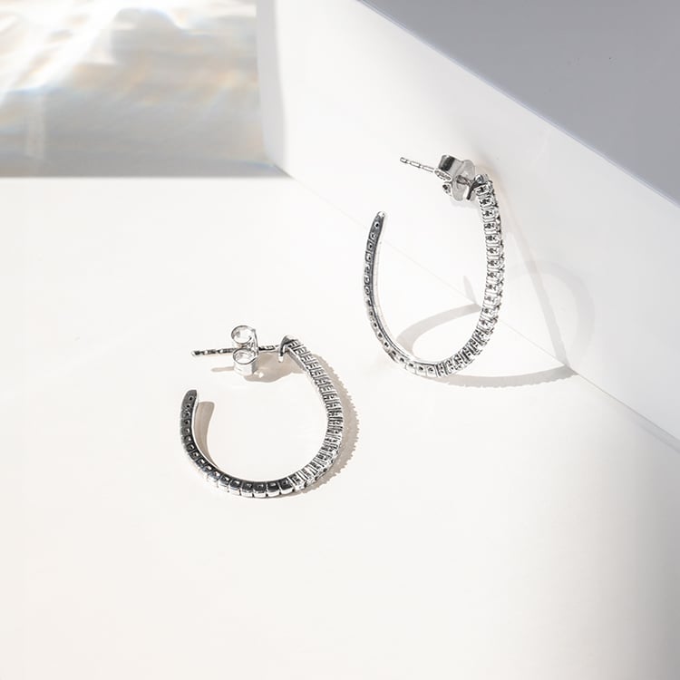 Goldene halbrunde Flexi Ohrringe mit Lab Grown Diamanten Dunst 142092