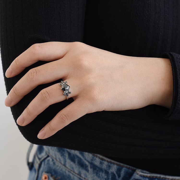 Ring mit Hexagon Salt and Pepper Diamanten und Marquise Diamanten Bonnie 96421