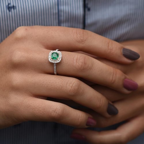 Ring aus zwei Goldarten mit Smaragd und Diamanten Vicente