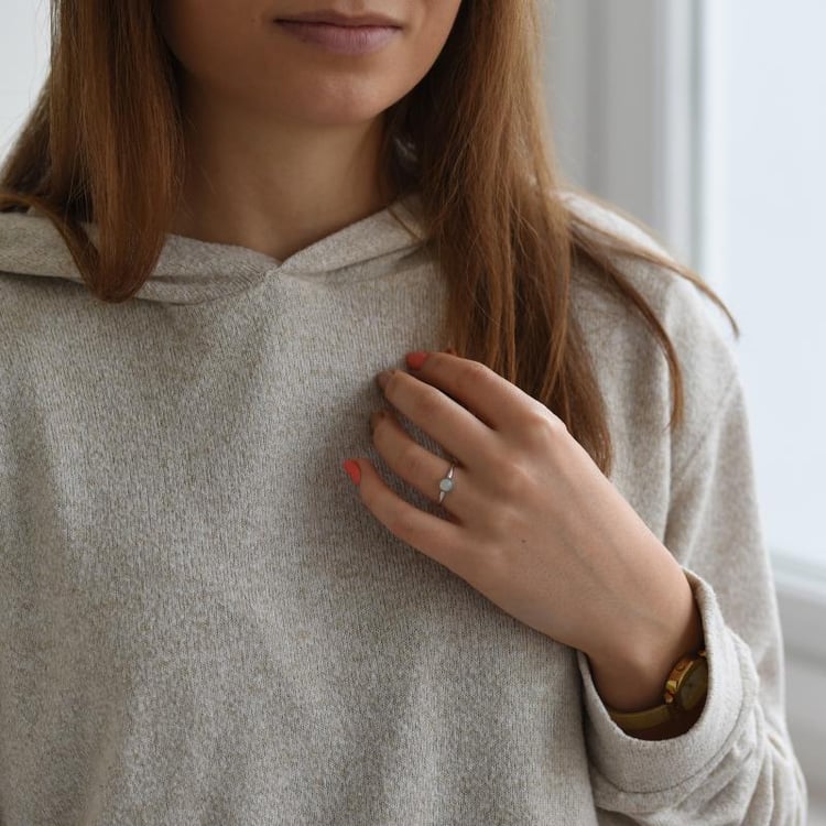 Minimalistischer Goldring mit weißem Opal Stowy 52394